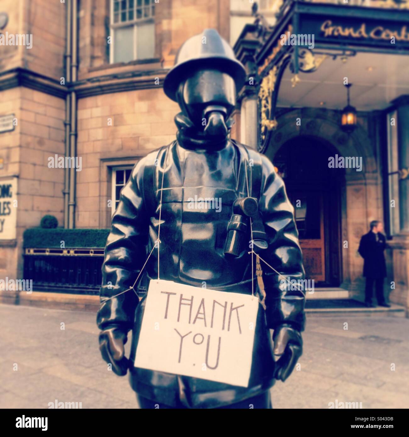 Anonyme Danke an eine Statue von einem Feuerwehrmann nach Brand an Glasgow School of Art links Stockfoto