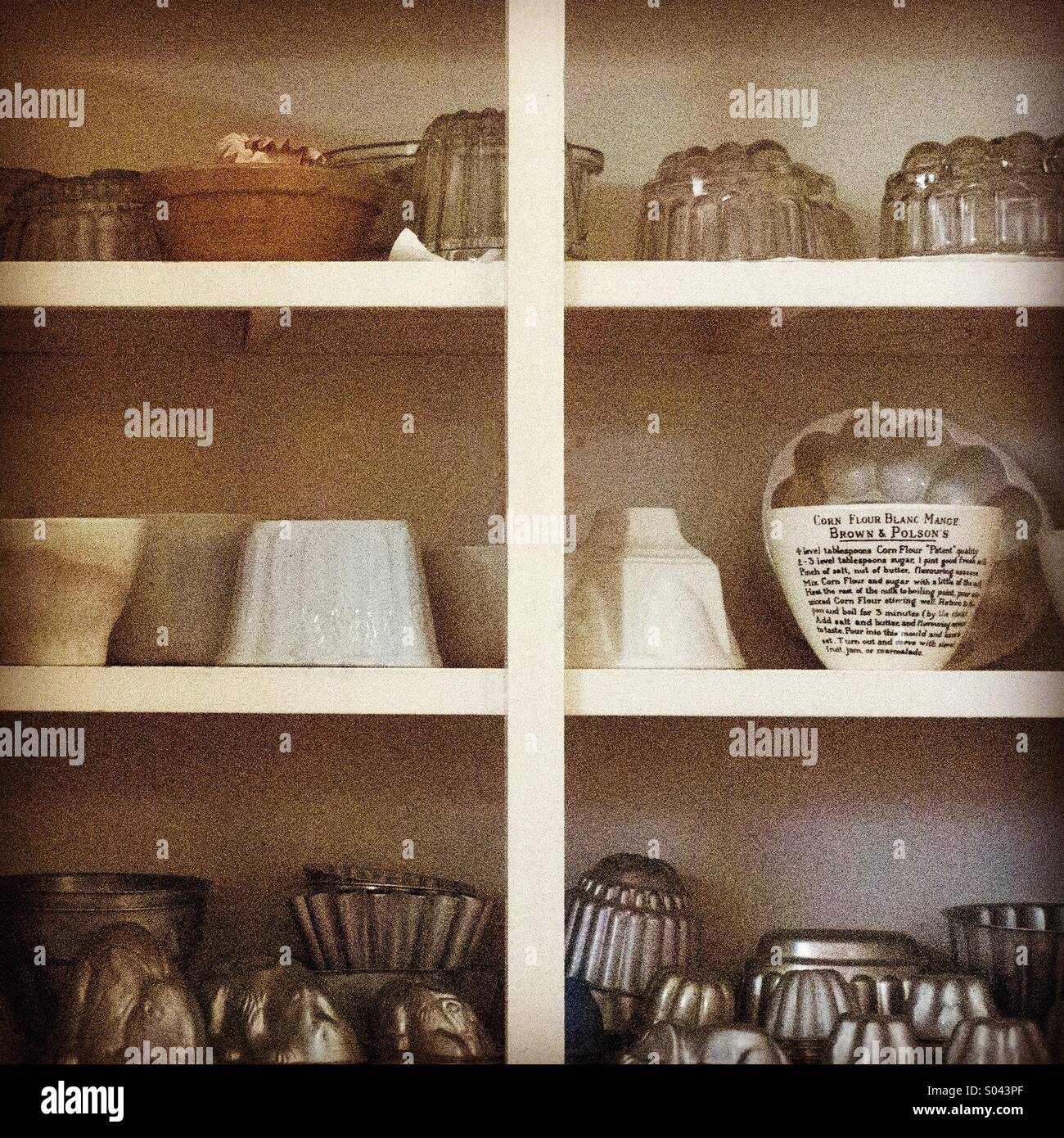 Küchenschrank voll mit Utensilien aus den 50er und 60er Jahren. Foto des iPhone-Mobiltelefons im Instagram-Stil. - Smartphone-aufgenommenes Stockfoto