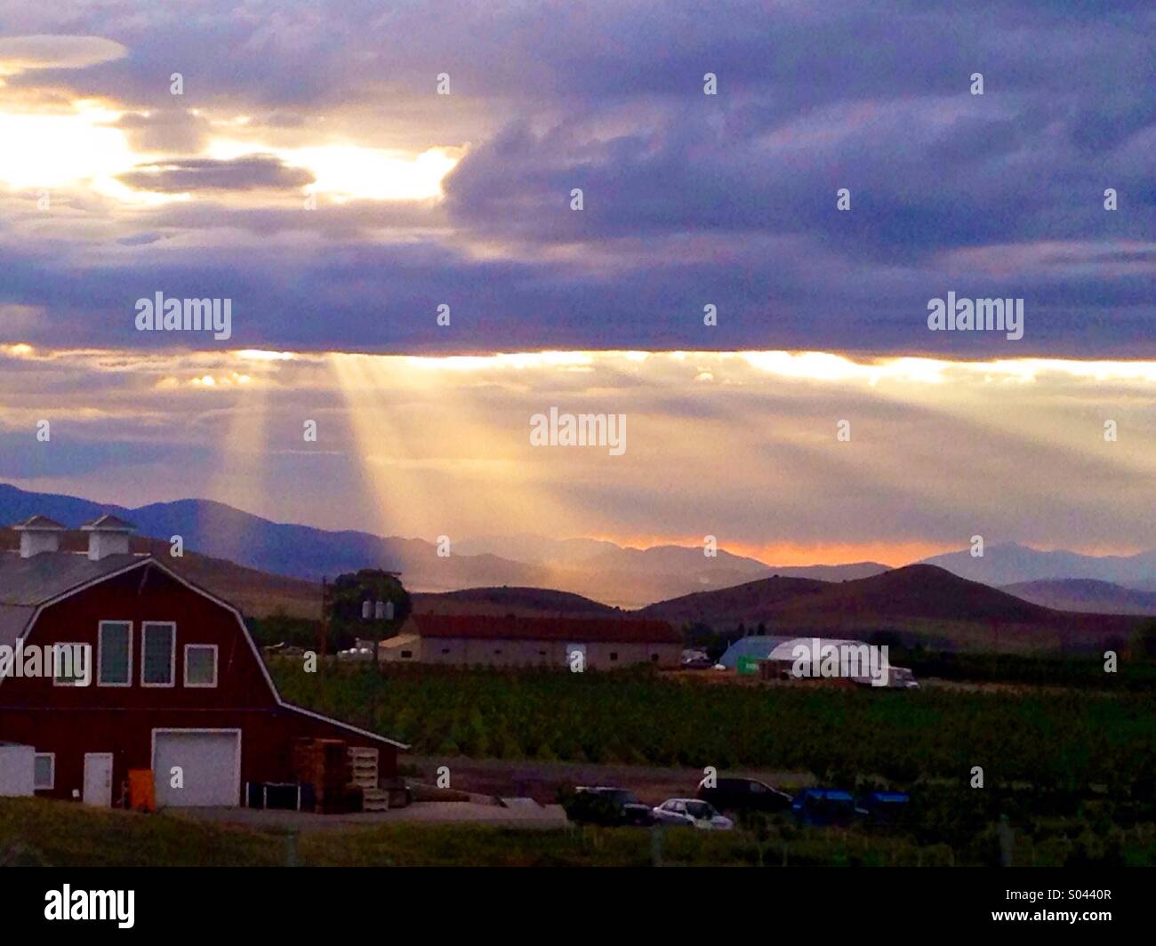 Lichtstrahlen bei Sonnenuntergang über ländlichen Utah. Stockfoto