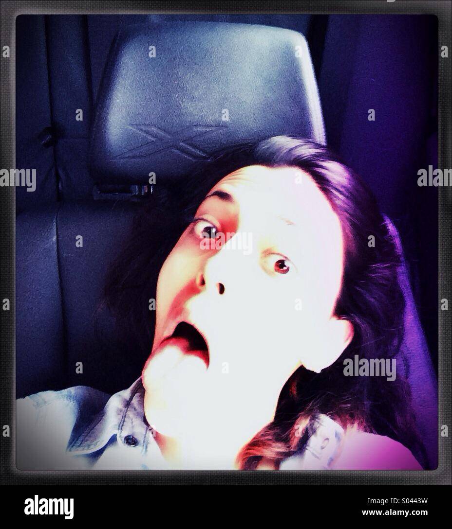 Verängstigte junge Frau in einem Auto Stockfoto