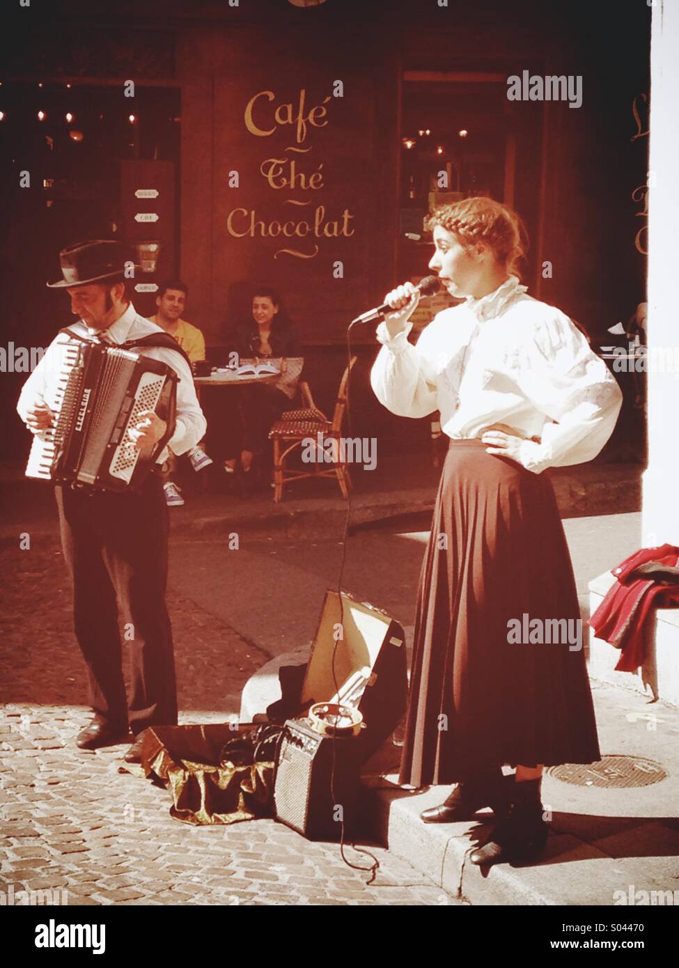 Straßenmusiker vor einem Café Paris - Smartphone-aufgenommenes Stockfoto