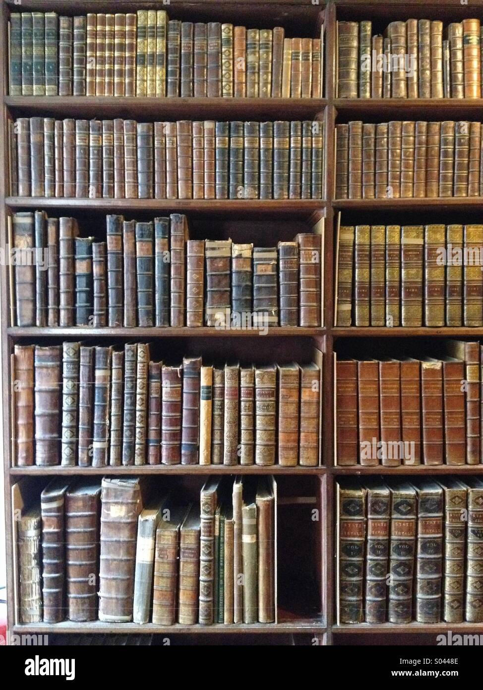 Alten Bücherschrank voller Leder gebundene Bücher Stockfoto