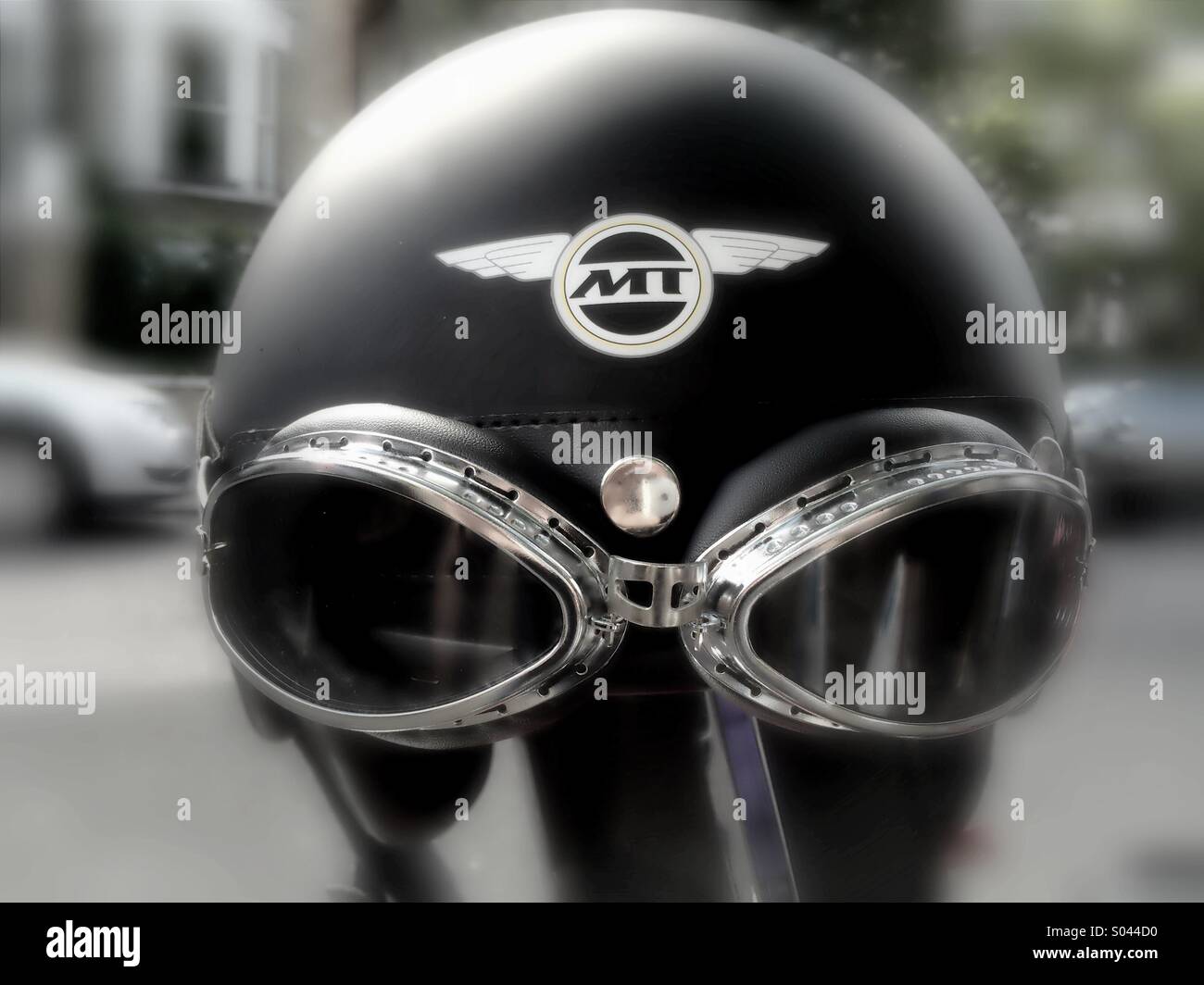 Motorrad-Helm und Brille mit selektiven Fokus Stockfoto