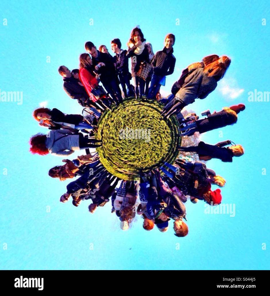 Menschen Planeten-ein Kreis von bunten Figuren - Smartphone-aufgenommenes Stockfoto