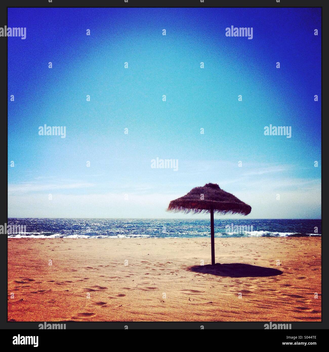 Sonnenschirm am Strand von Portugal Stockfoto