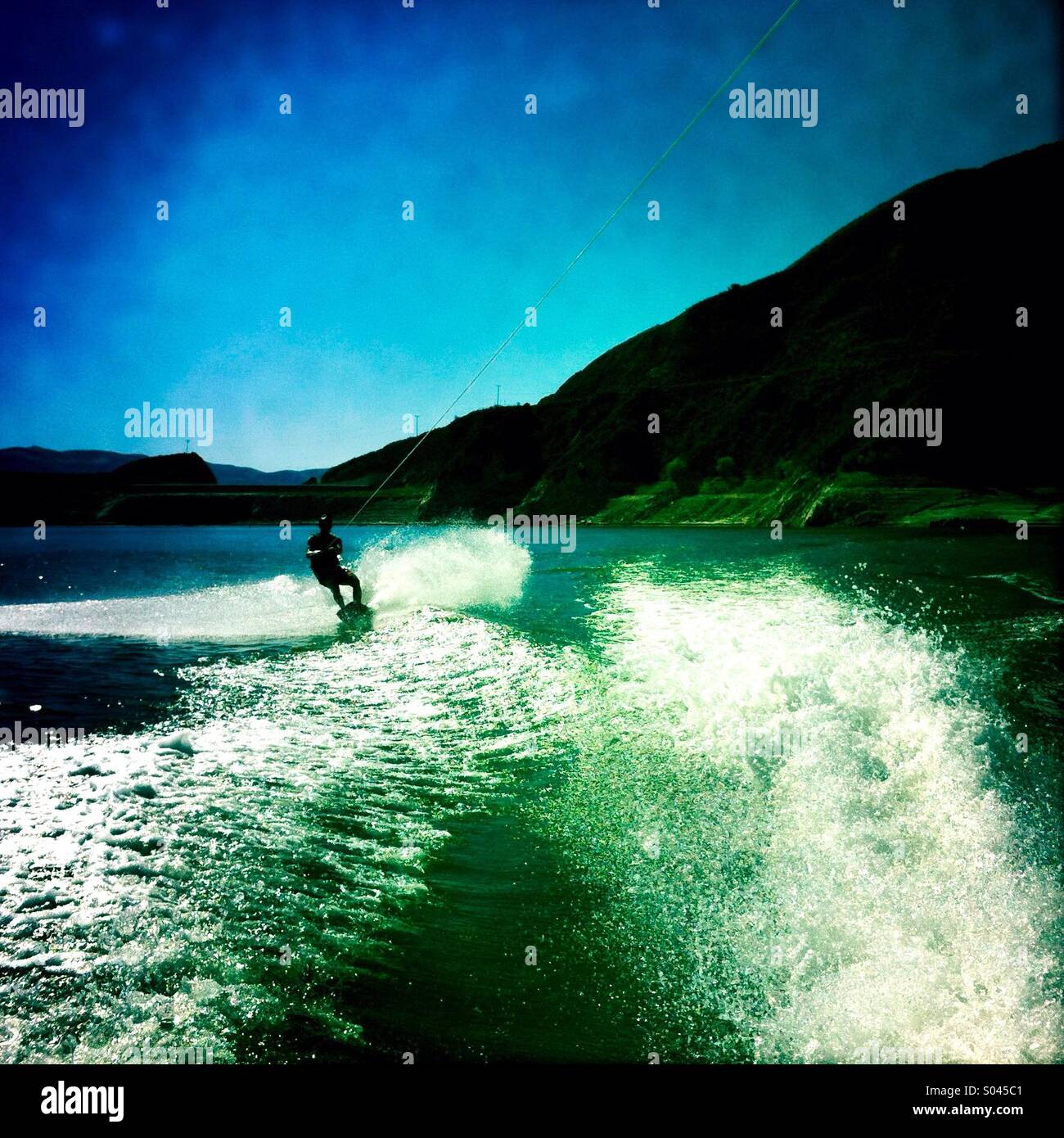 Eine männliche Wakeboarding in einem See. Stockfoto
