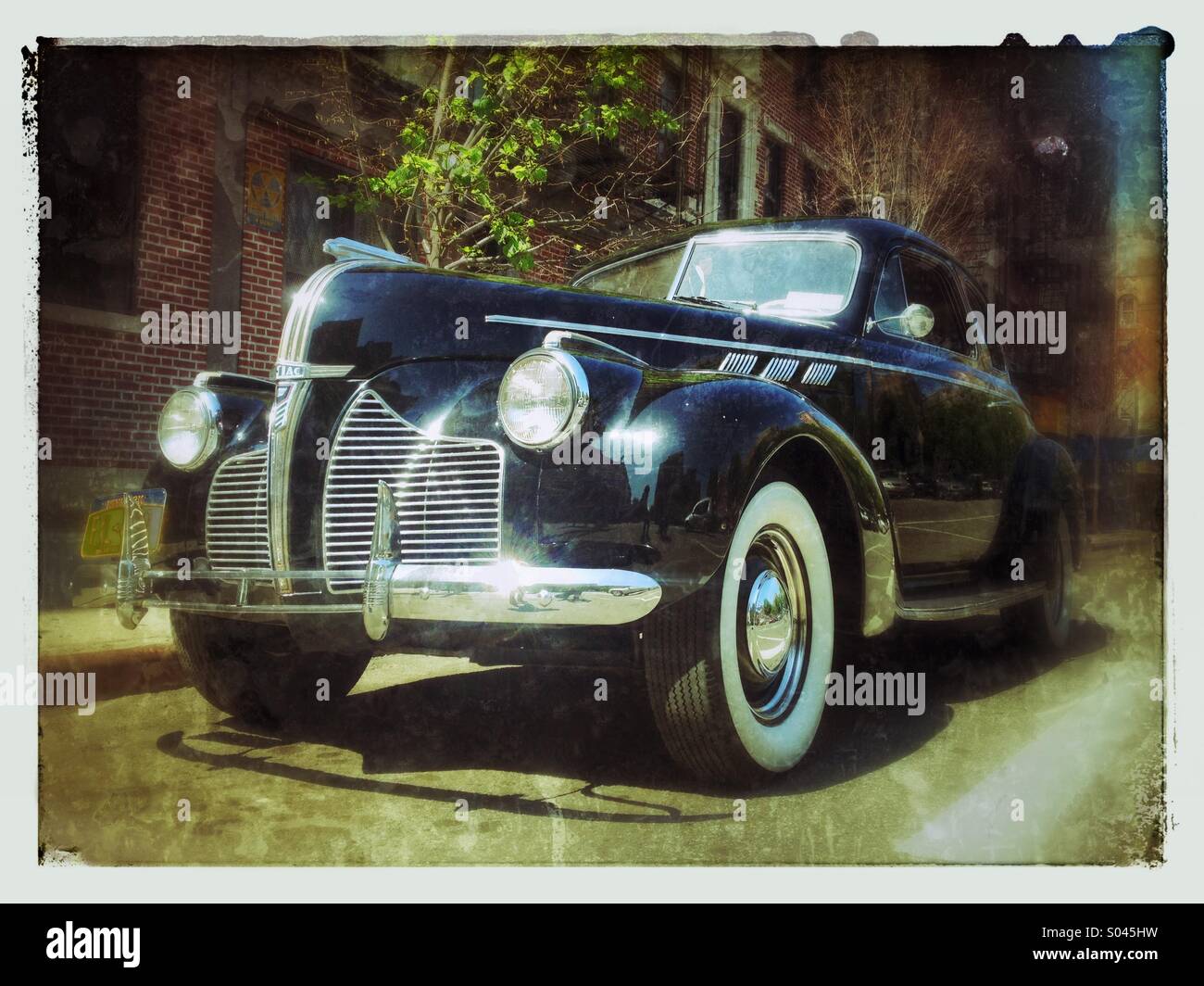 1940 Vintage schwarz Pontiac auf Straße in Bronx Gegend geparkt - Smartphone-aufgenommenes Stockfoto 1940 Vintage schwarz Pontiac auf Straße in Bronx Gegend geparkt - Smartphone-aufgenommenes Stockfoto
