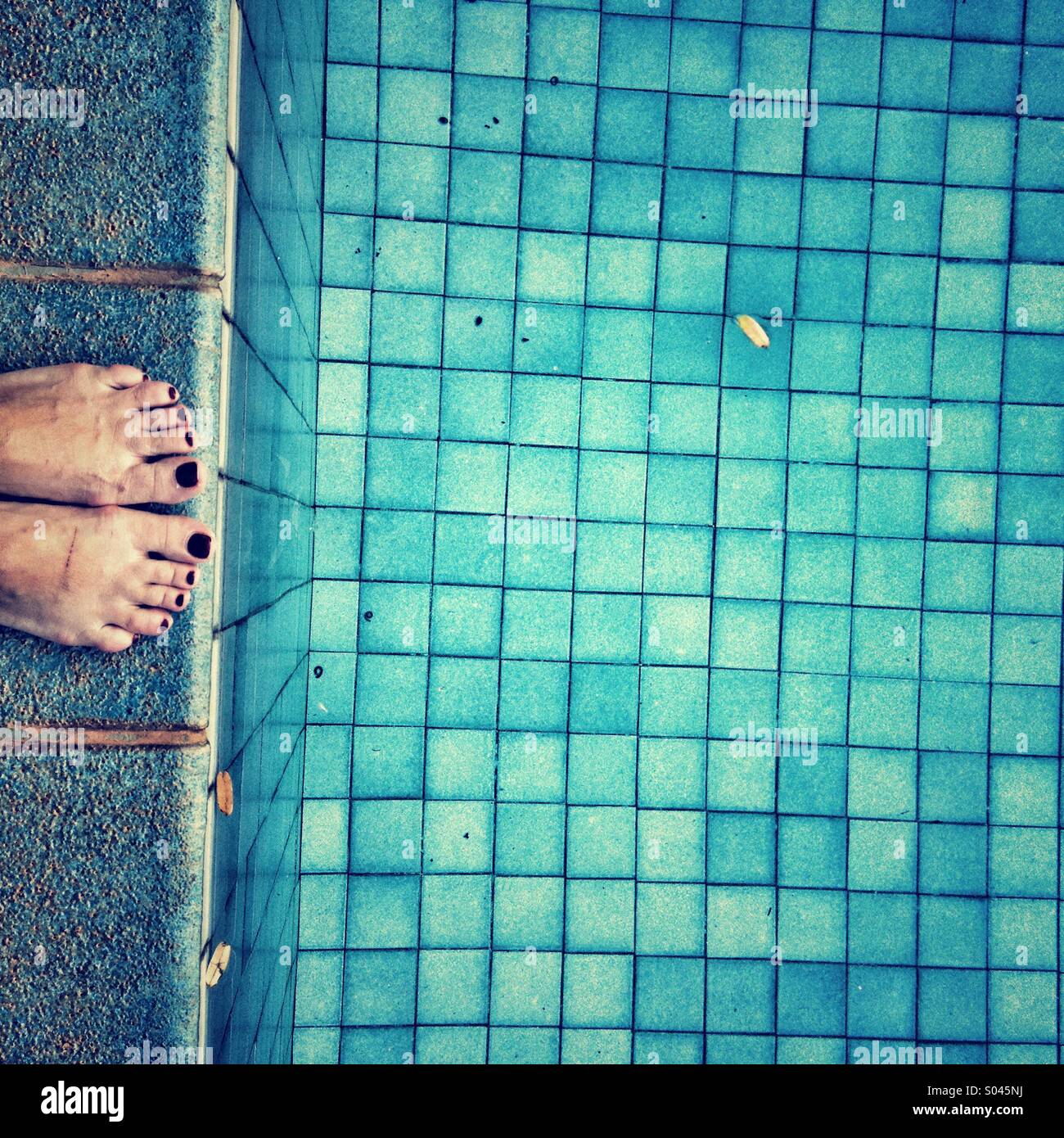 Füße und pool Stockfoto