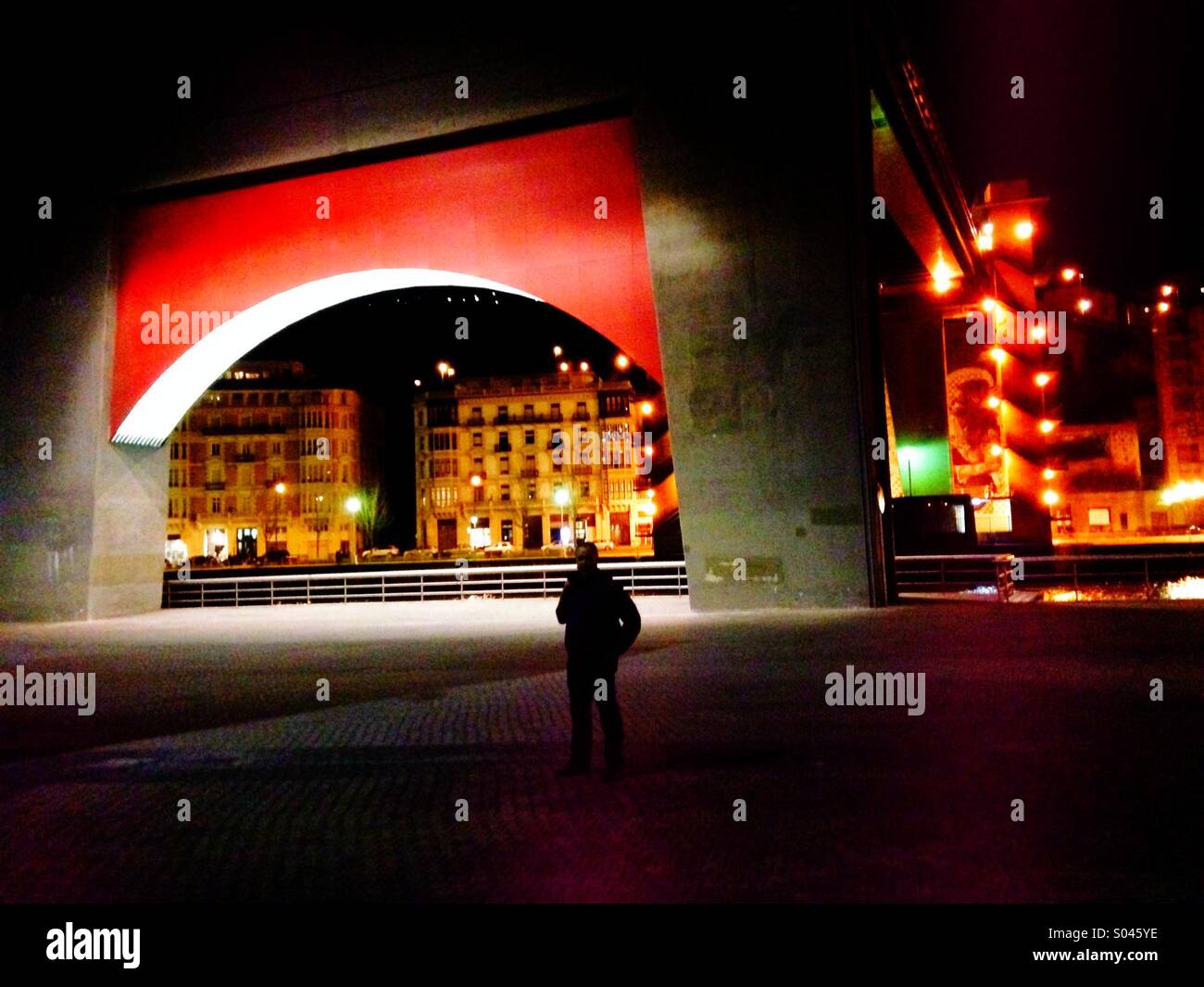 Nachtszene im Guggenheim Museum in Bilbao, Spanien - Smartphone-aufgenommenes Stockfoto