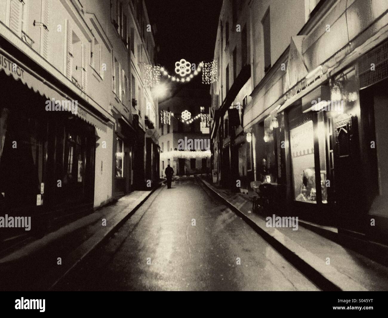 Straßenszene in Paris verlassen in der Nacht - Smartphone-aufgenommenes Stockfoto