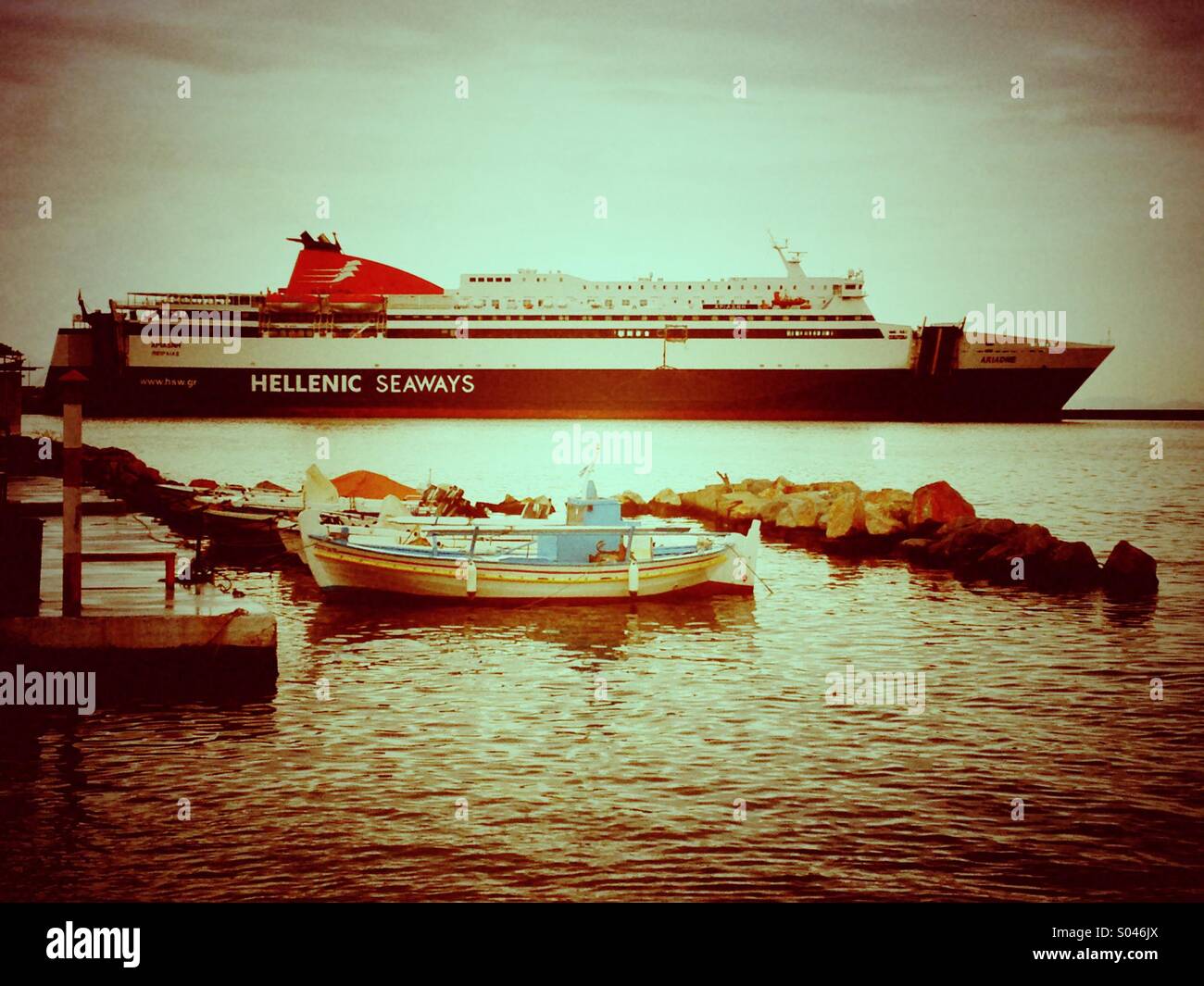 Griechische Fähre in einem Hafen der Insel - Smartphone-aufgenommenes Stockfoto
