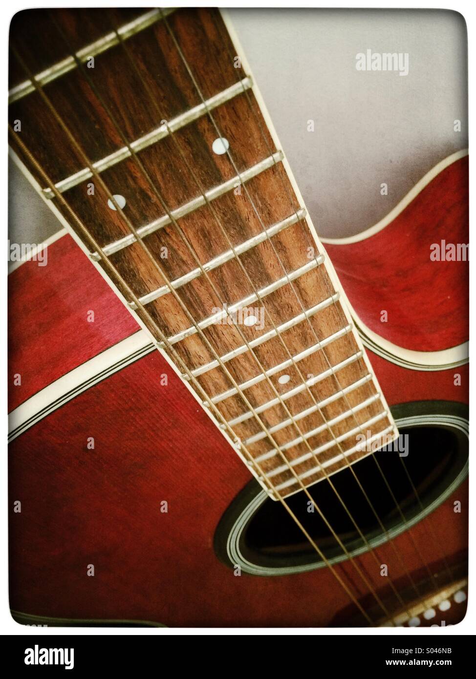 Rot 6-saitigen Gitarre - Smartphone-aufgenommenes Stockfoto