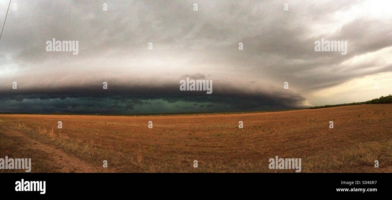 Ein Sturm, ein Feld im östlichen Colorado überrollen. Stockfoto