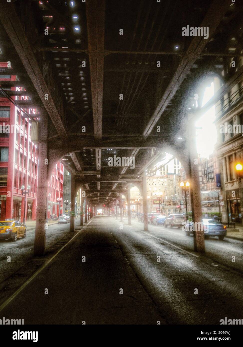 Chicago-Straße unter Untergrundbahn Stockfoto