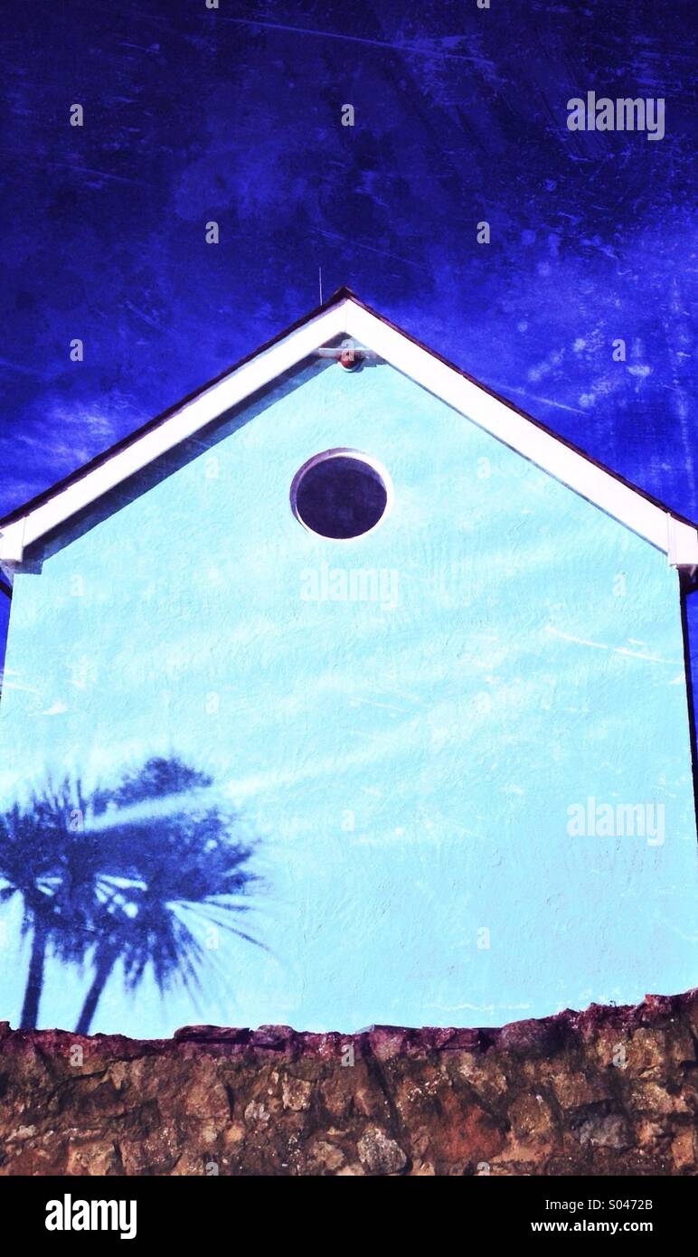 Blue House und Schatten der Palmen Stockfoto