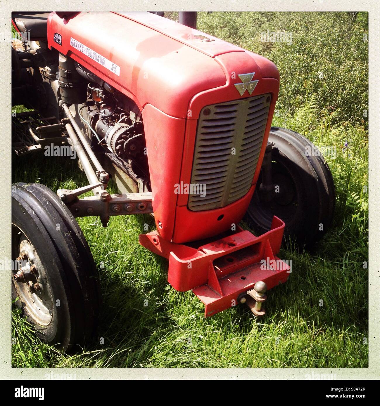 Roter Traktor Kühlergrill. Oldtimer Massey Ferguson-Modell Stockfoto