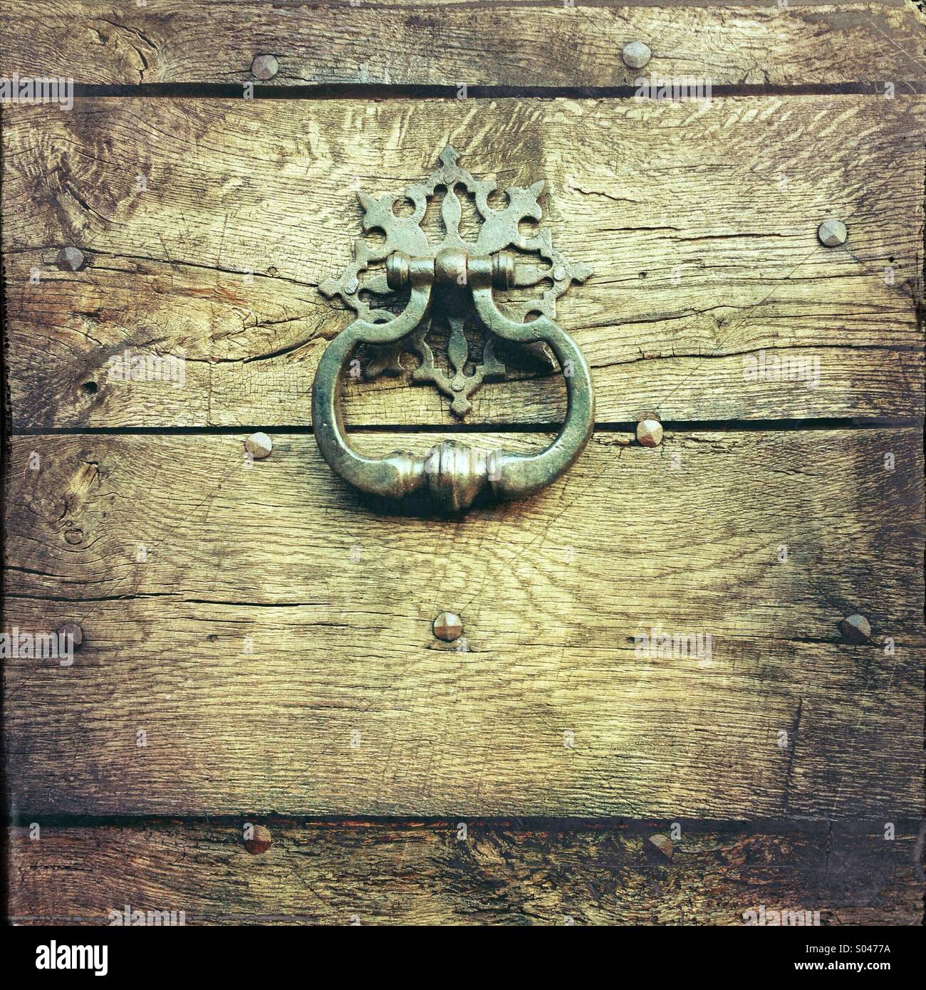 Metalltür Klopfer auf alte Holztür Stockfoto