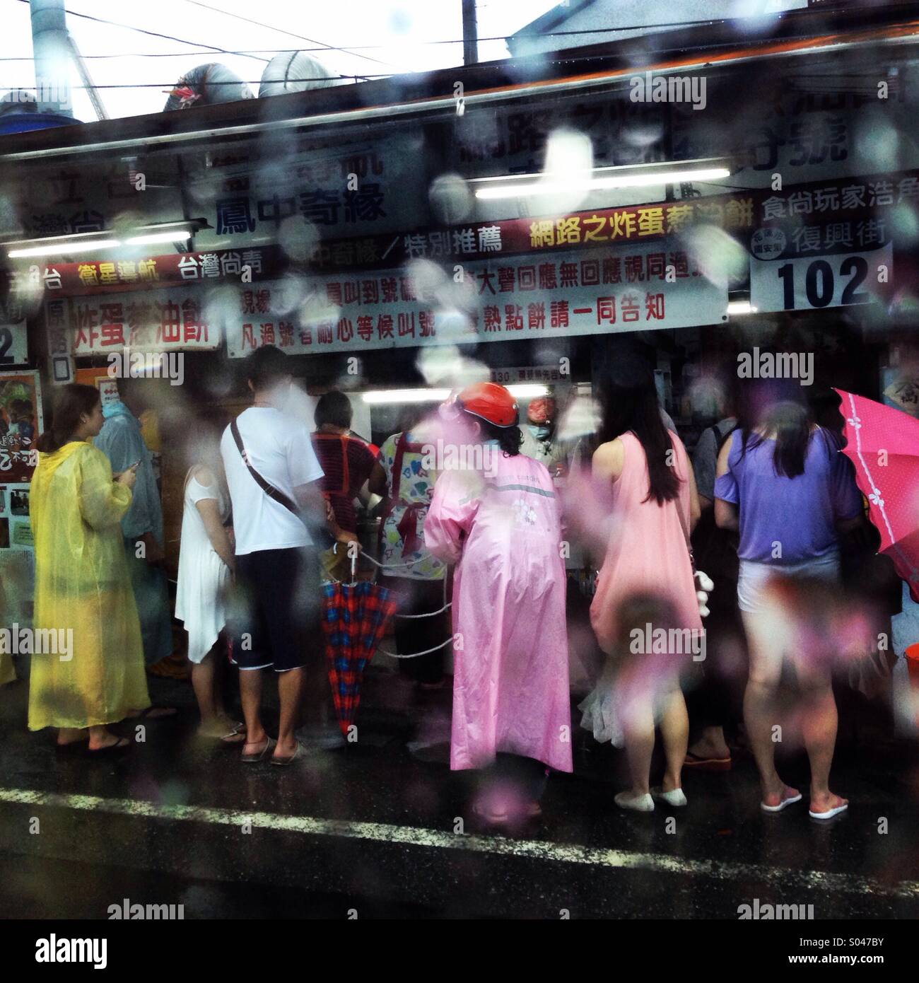 Regnerischen Nacht Markt Szene. - Smartphone-aufgenommenes Stockfoto