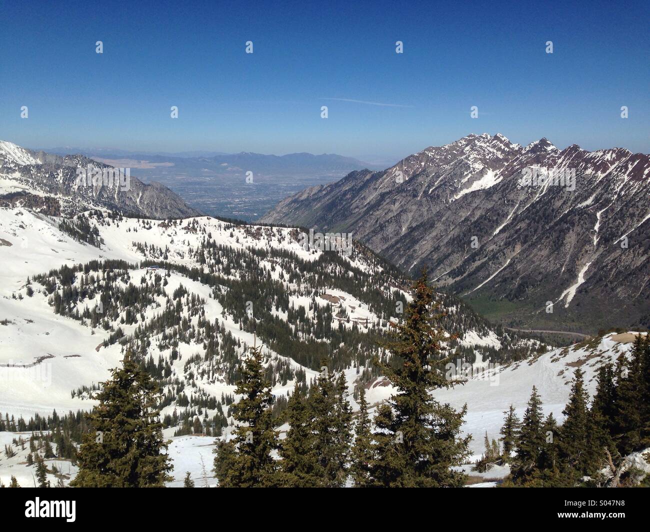 Ein Blick auf Salt Lake City, Utah aus der Wasatchkette im Mai 2014. Stockfoto