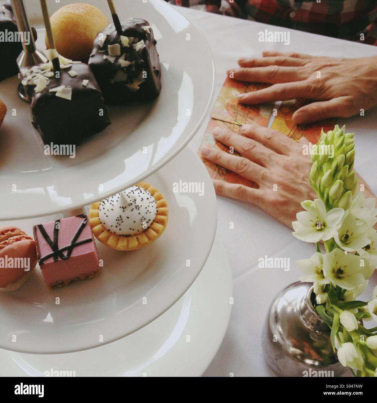 Tarot-Lesung in High Tea mit Desserts. Stockfoto