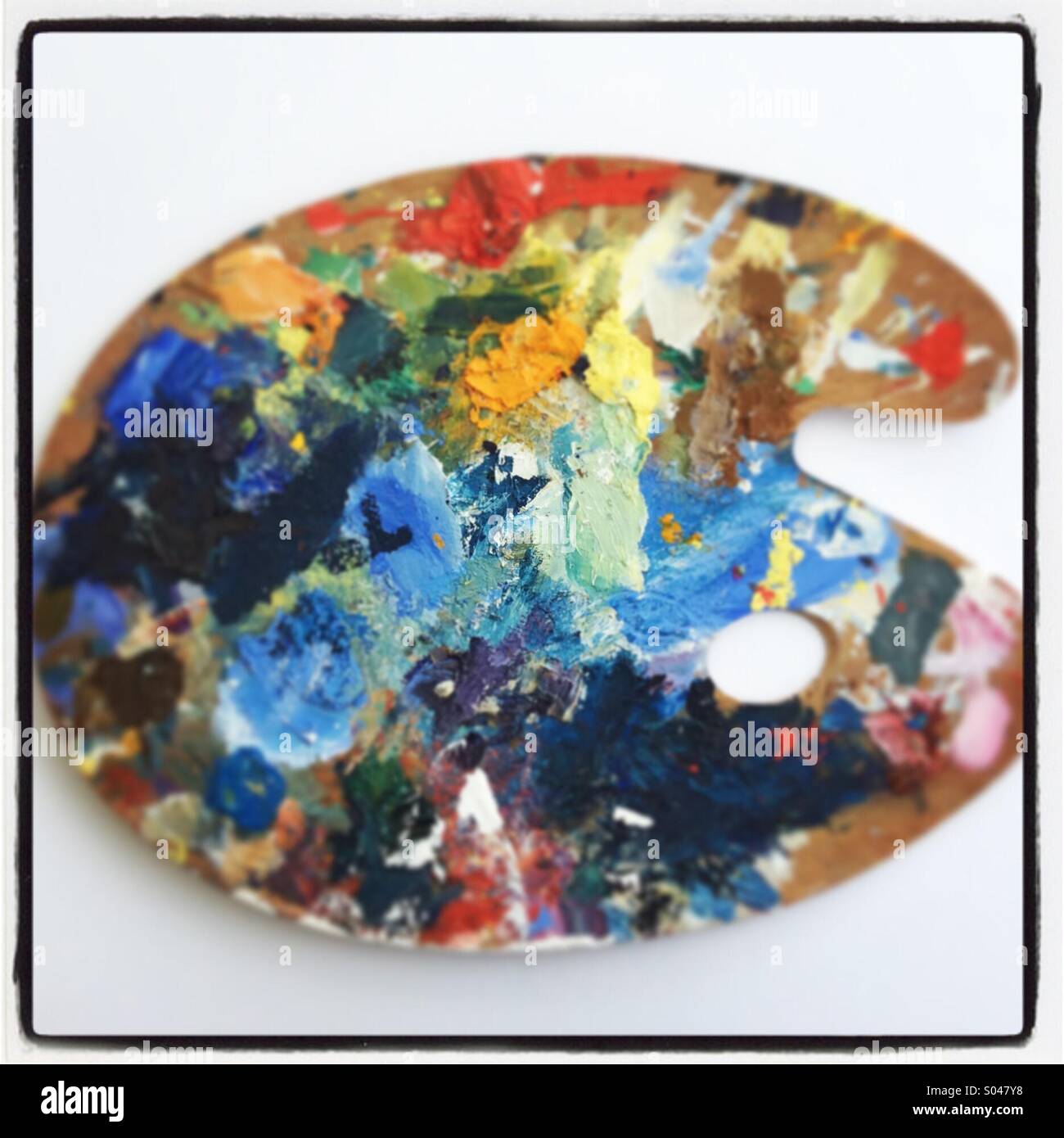 Farbenfrohe Künstler-Ölfarbe-Palette auf weißem Hintergrund - Smartphone-aufgenommenes Stockfoto