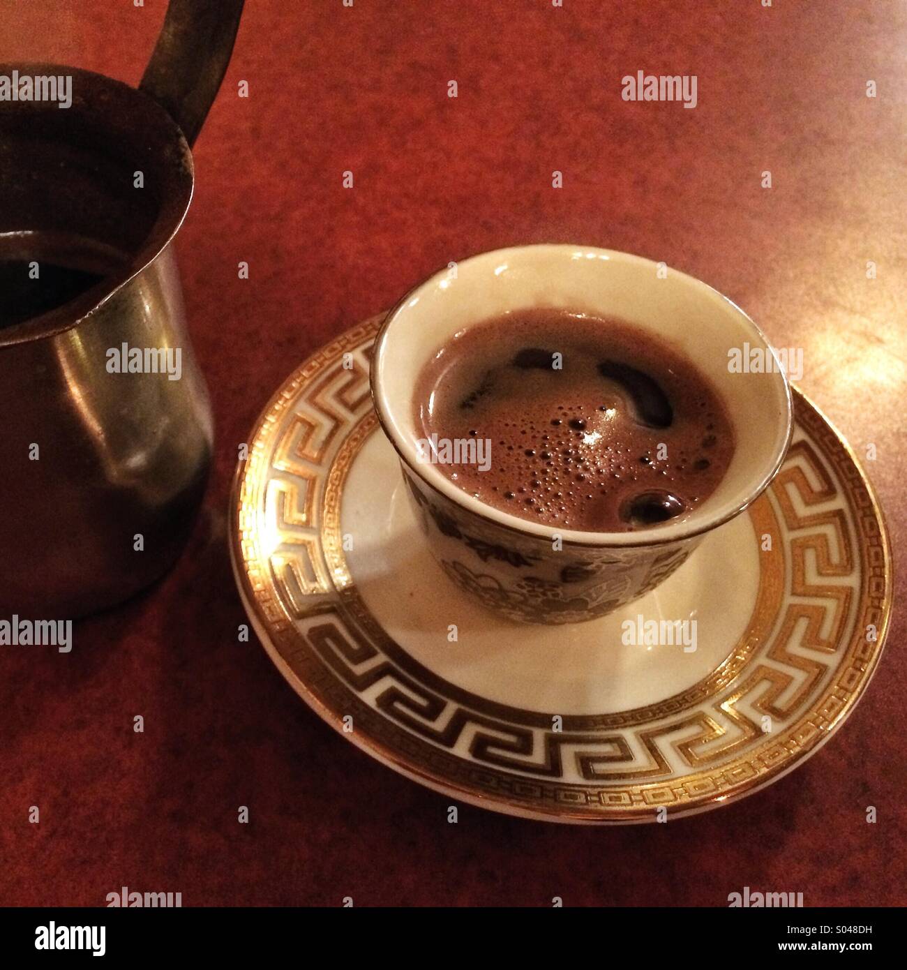 Türkischen Kaffee in einem reich verzierten Cup. Stockfoto
