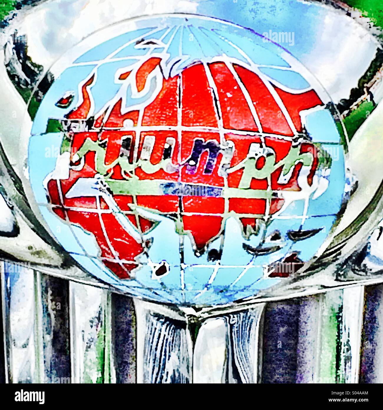 Globus-Kühlerfigur auf Triumph Oldtimer - Smartphone-aufgenommenes Stockfoto