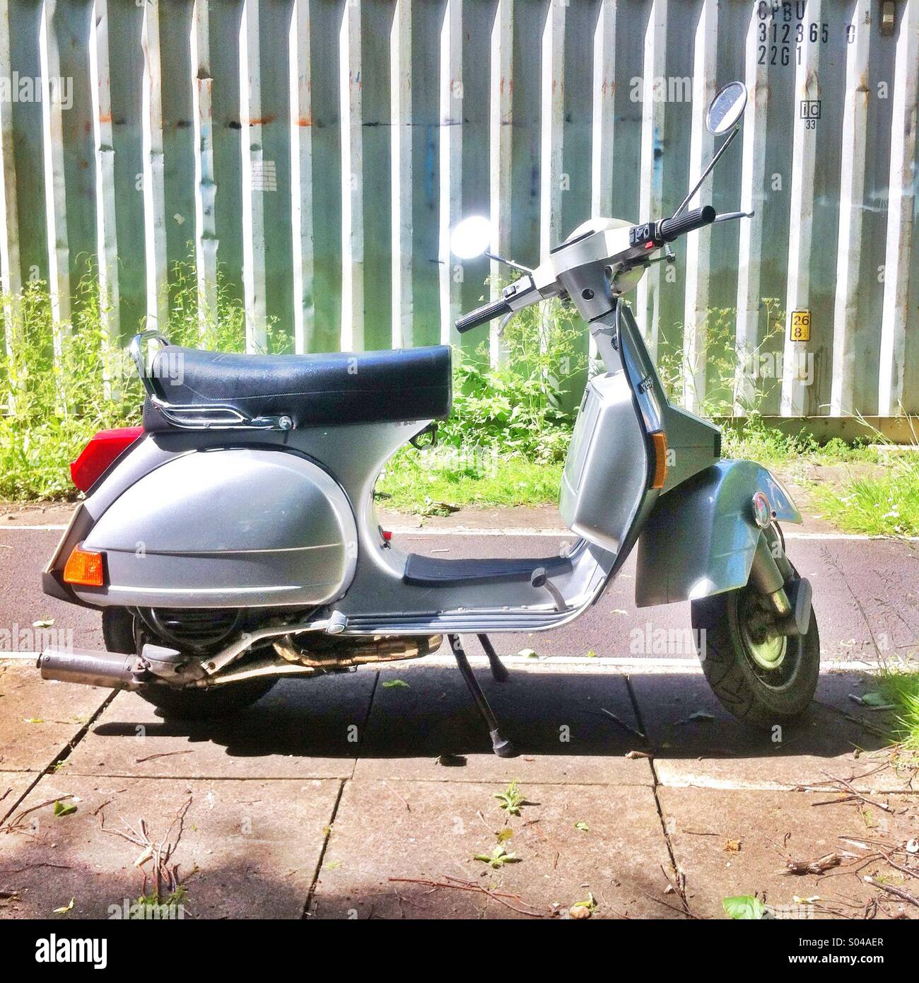 Silber Vespa px200e Roller. - Smartphone-aufgenommenes Stockfoto