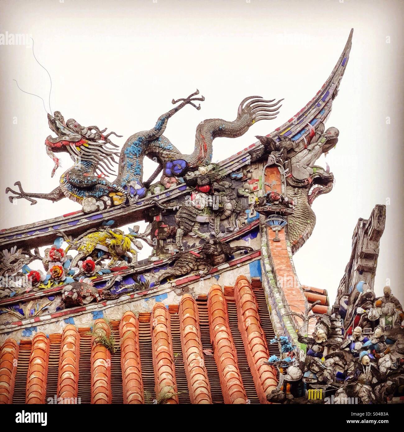 Geschnitzten Drachen auf Longshan Tempel in Taipei, Taiwan. Stockfoto