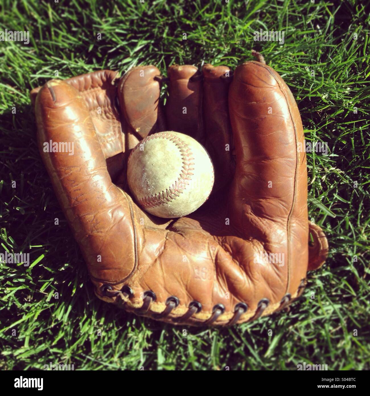 Ein Baseball in Vintage Baseball Handschuh Stockfoto