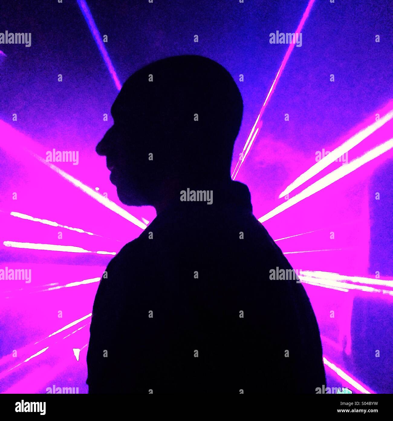 Mann, die Silhouette in lila rosa Laser in Nachtclub Stockfoto