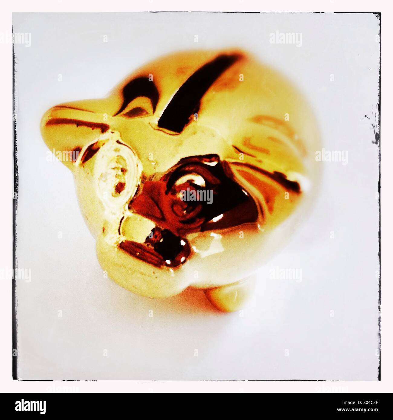 Goldene Sparschwein Stil Spardose - Smartphone-aufgenommenes Stockfoto