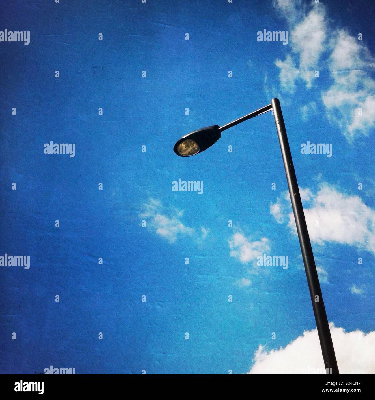 Eine Laterne vor blauem Himmel. Stockfoto