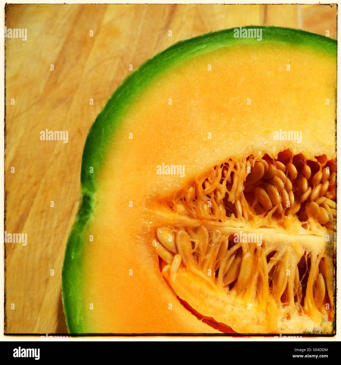 Frische und saftige Melone Melone in Scheiben geschnitten in die Hälfte und zeigt Samen Fleisch und Haut Stockfoto