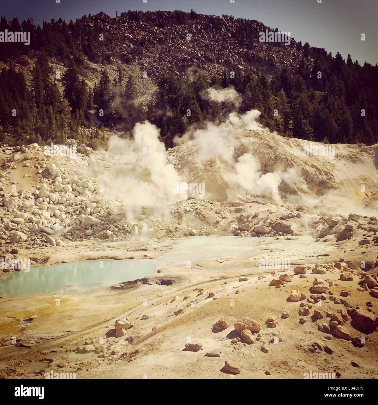 Bumpass Hell Thermalbereich, Lassen Volcanic Nationalpark, Kalifornien - Smartphone-aufgenommenes Stockfoto
