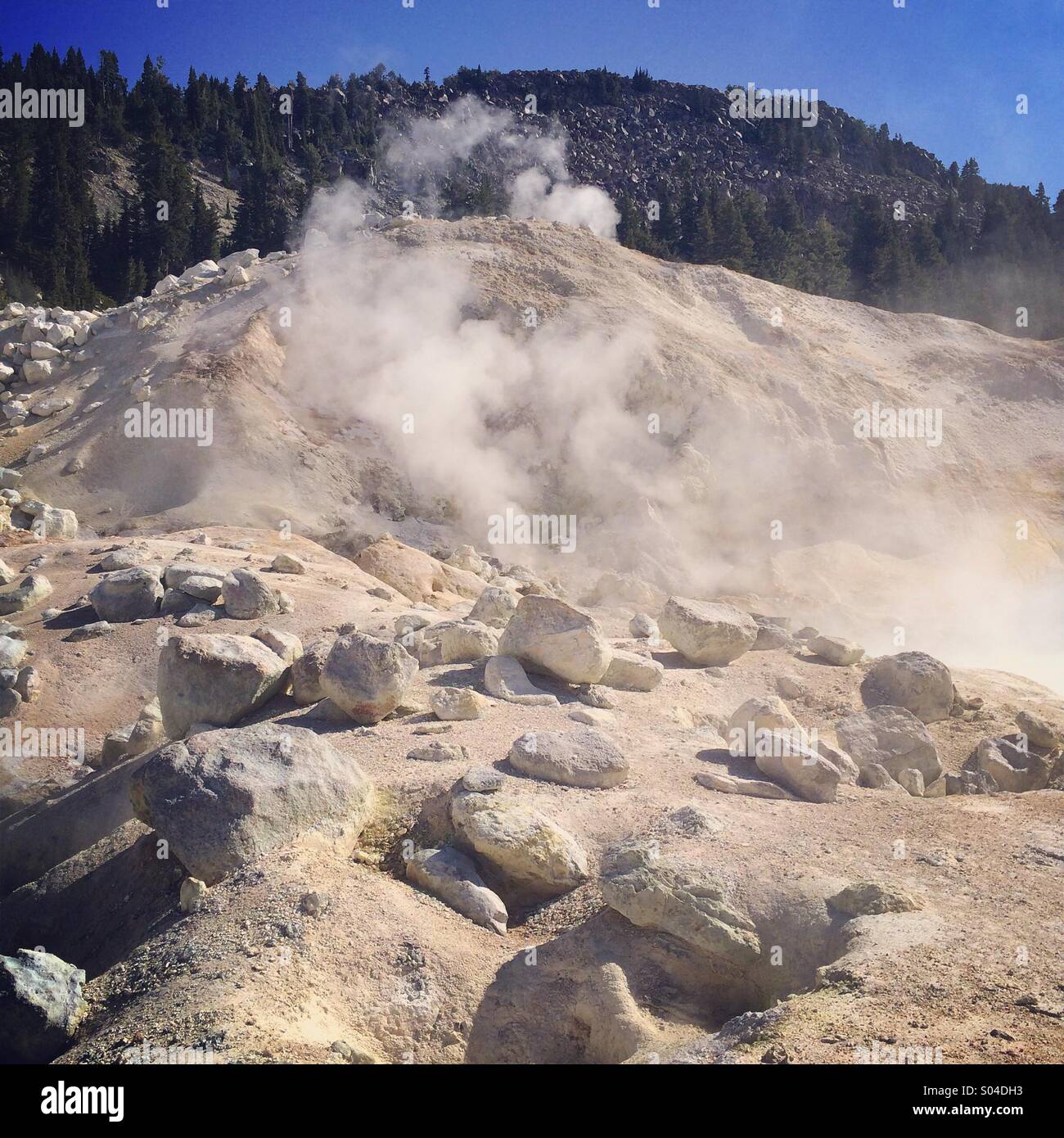 Dampf-Öffnungen, Bumpass Hell, Thermalbereich, Lassen Volcanic Nationalpark, Kalifornien - Smartphone-aufgenommenes Stockfoto