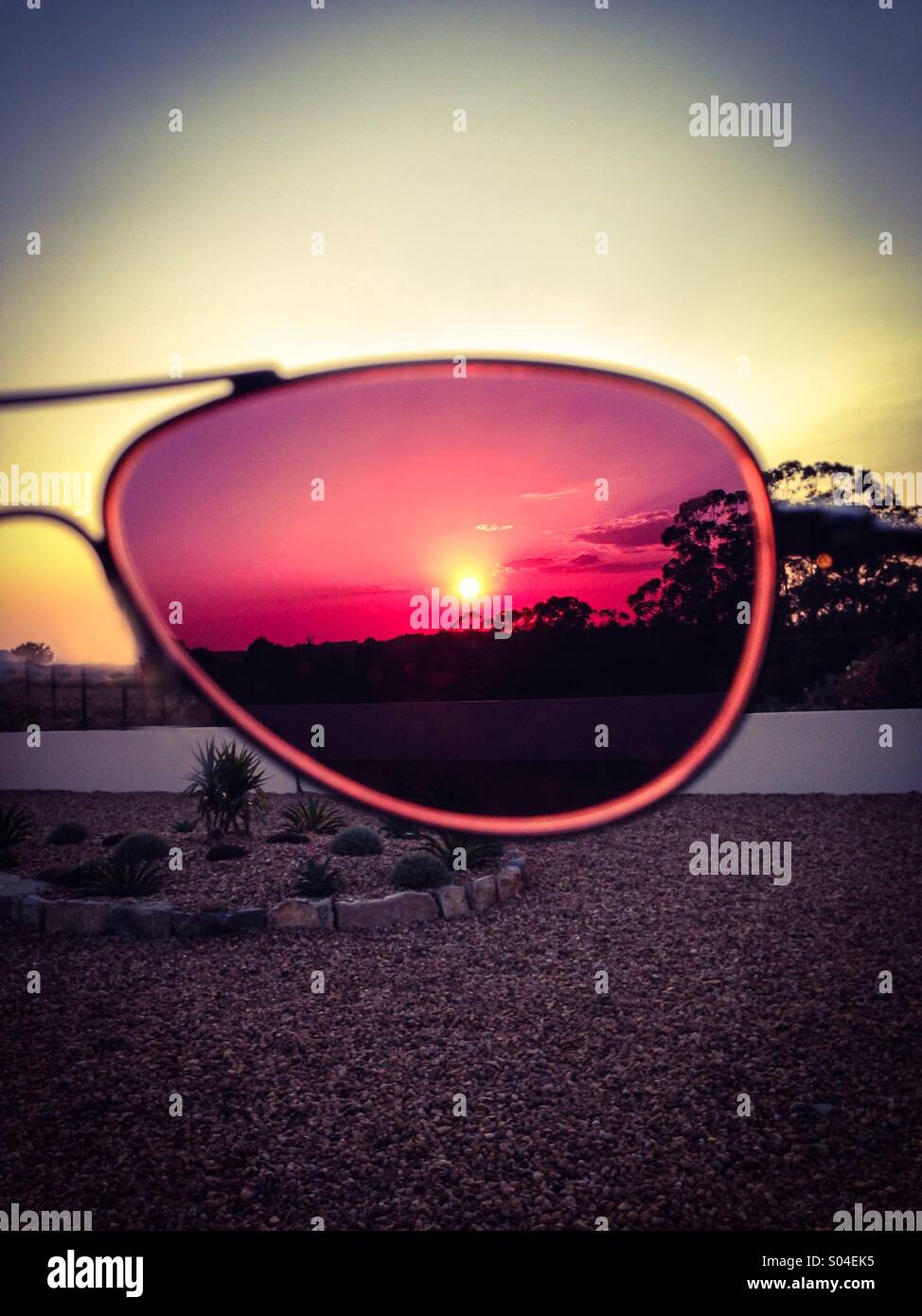Sonnenuntergang über Sonnenbrillen Stockfoto