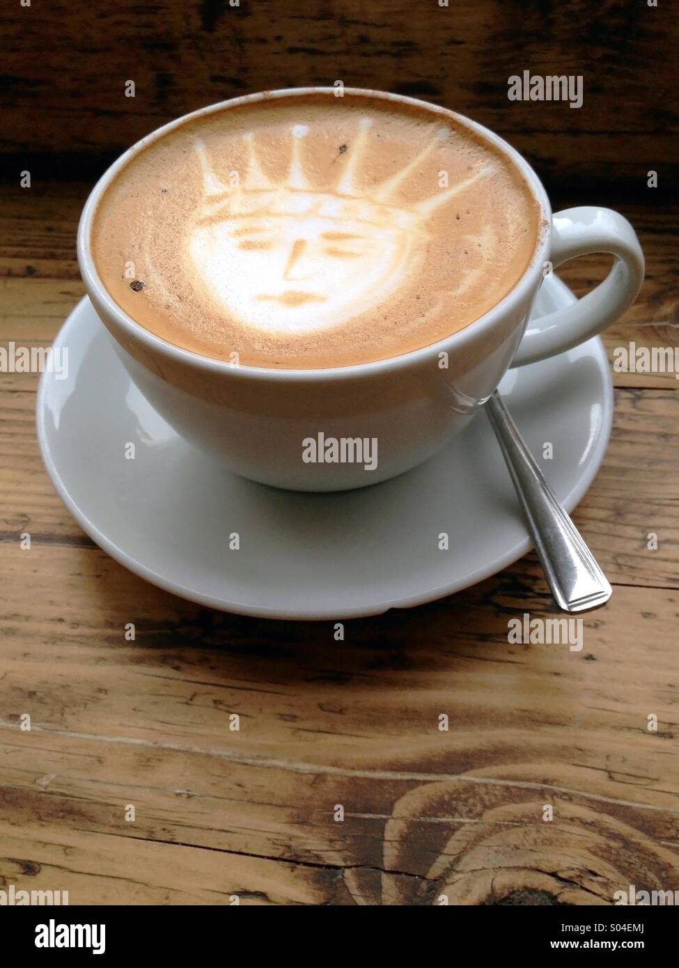 Tasse Kaffee mit King / Queen Bild auf Oberfläche Stockfoto