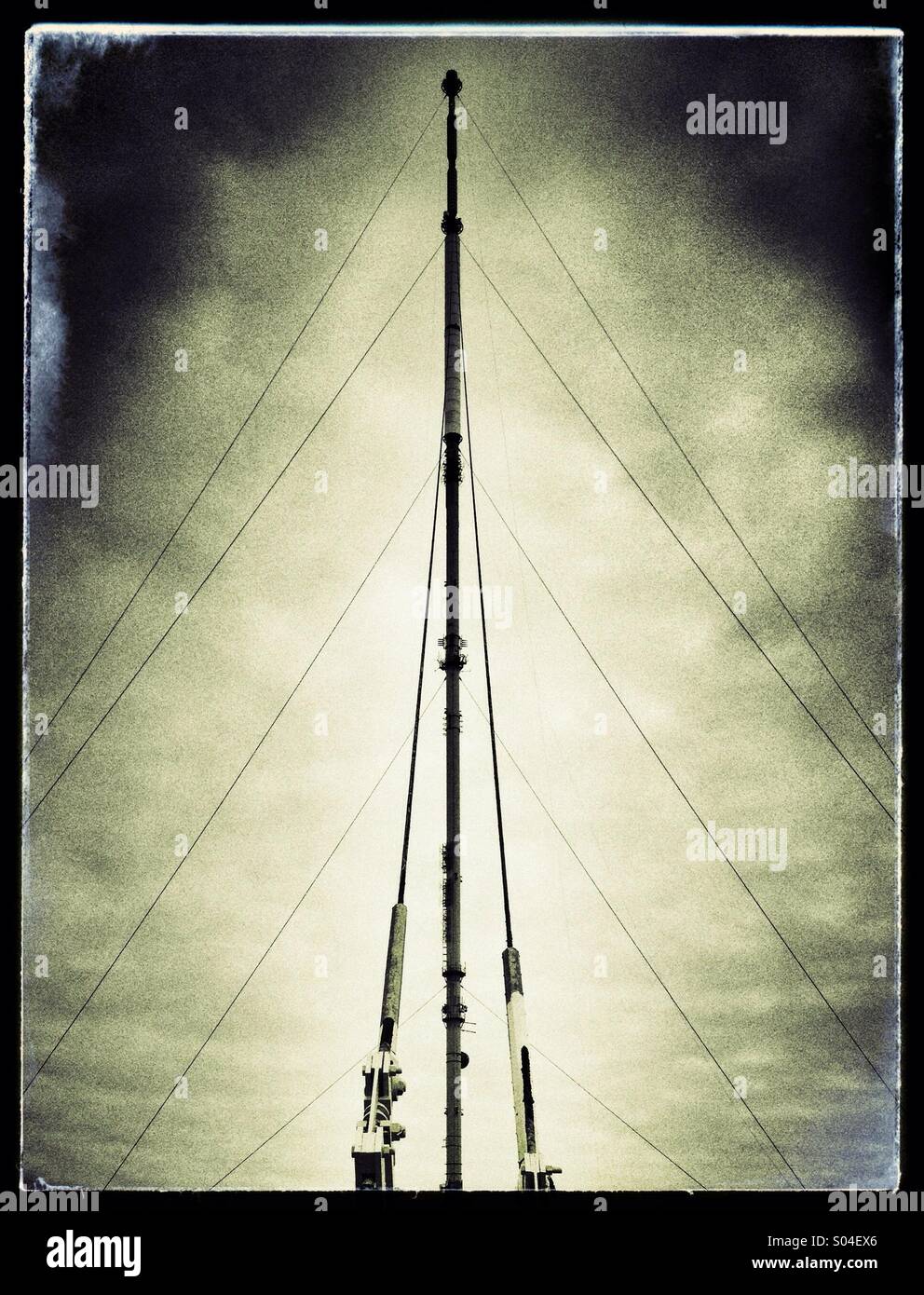 Winter-Hügel-TV-Sendemast Stockfoto