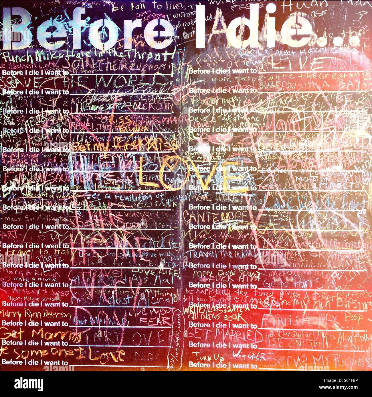 Eine interaktive öffentliche Straße Kunstprojekt namens "Bevor ich sterbe" ermutigt und inspiriert, Gemeinde Einwohner und Besucher, ihre Geschichten und Träume in einem öffentlichen Forum zu teilen. Stockfoto