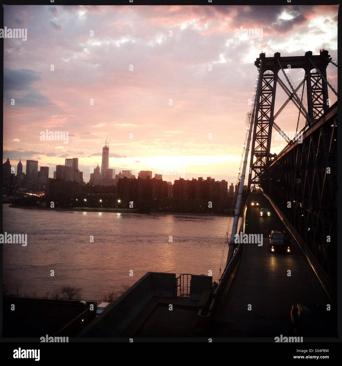 Sonnenuntergang über Manhattan. Blick von der Williamsburg Brücke Stockfoto