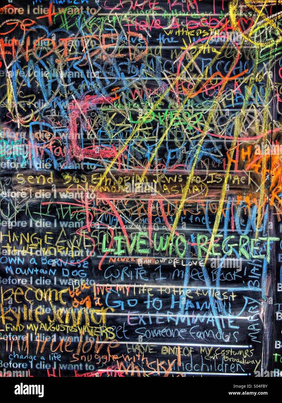 "Bevor ich sterbe" ist eine interaktive Kunst im öffentlichen Raum-Projekt, das ermutigt und inspiriert Einwohner der Gemeinde, ihre Geschichten und Träume in einem öffentlichen Forum zu teilen. - Smartphone-aufgenommenes Stockfoto