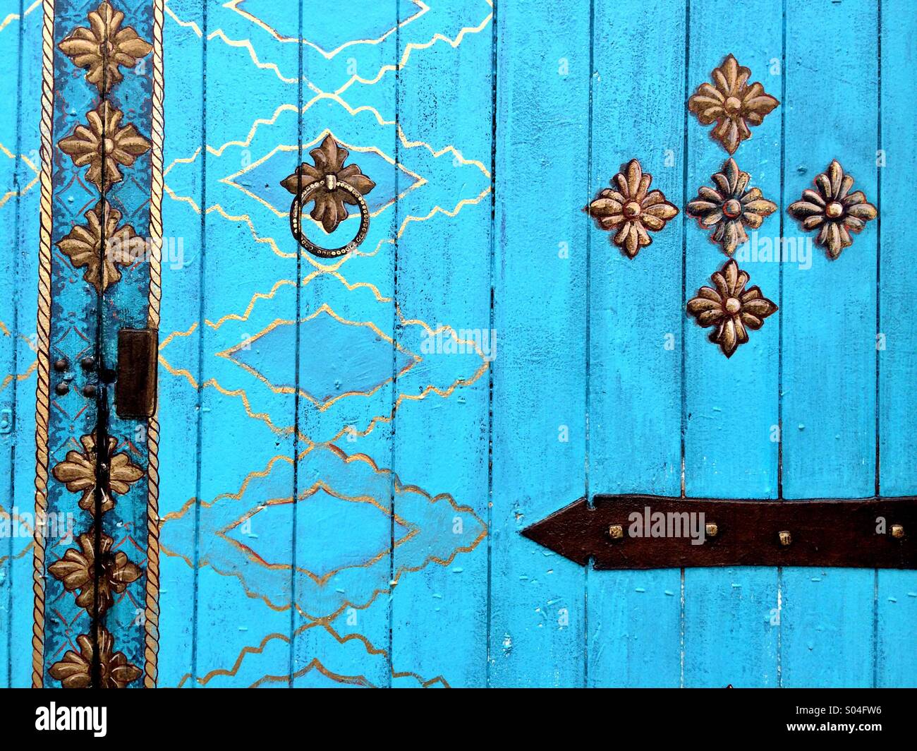 Blau lackierte Tür im Funk Zone Arts District von Santa Barbara, Kalifornien - Smartphone-aufgenommenes Stockfoto