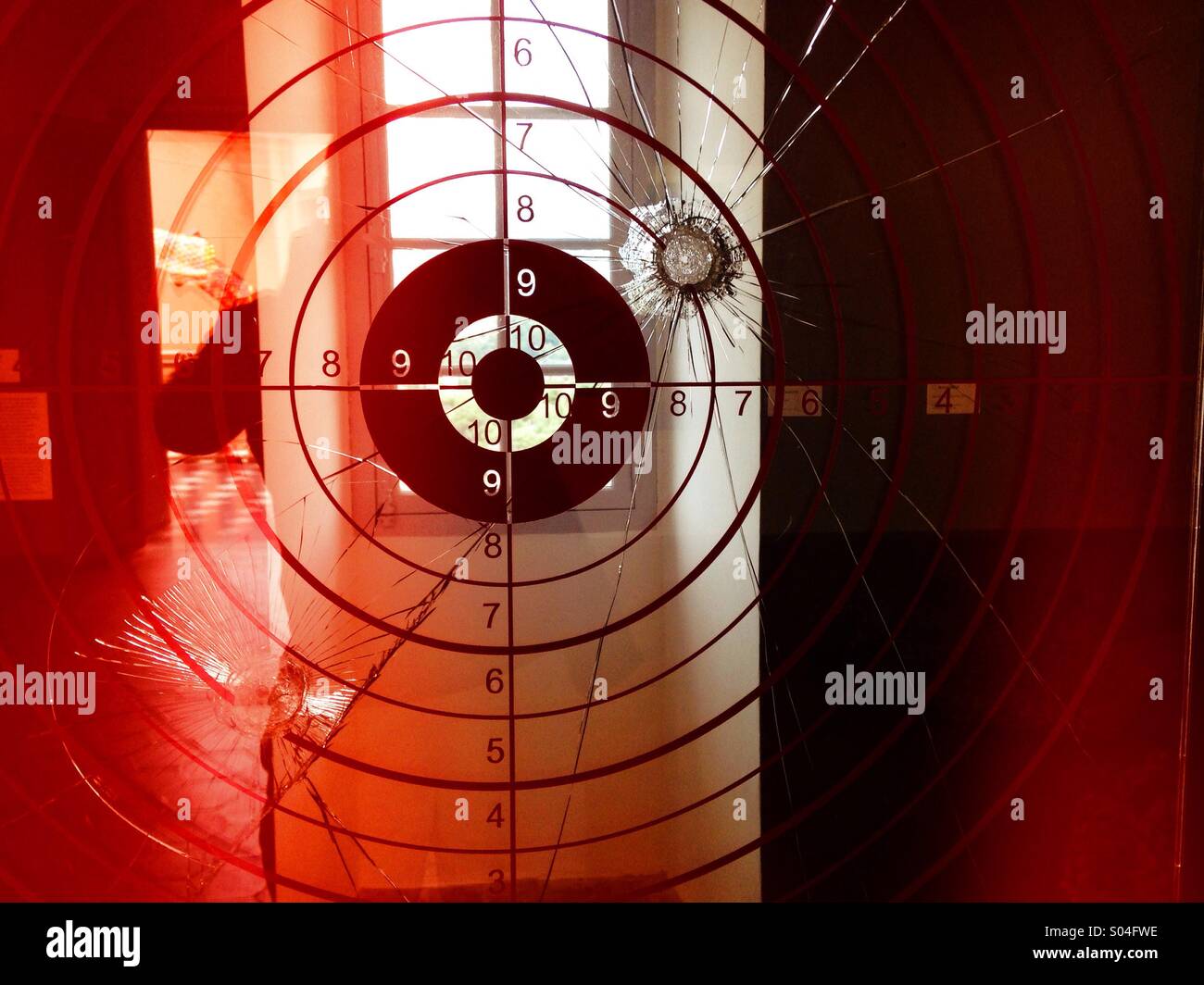 Bullseye und Bullet hole Stockfoto