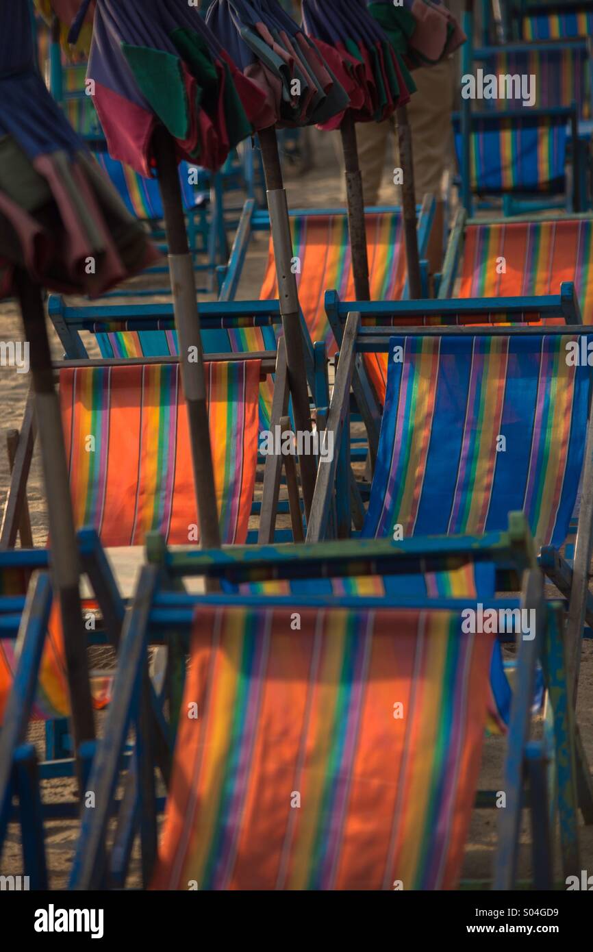 Strandkörbe für mieten ฿20 pro Tag im Bangsan Beach, Thailand. Stockfoto