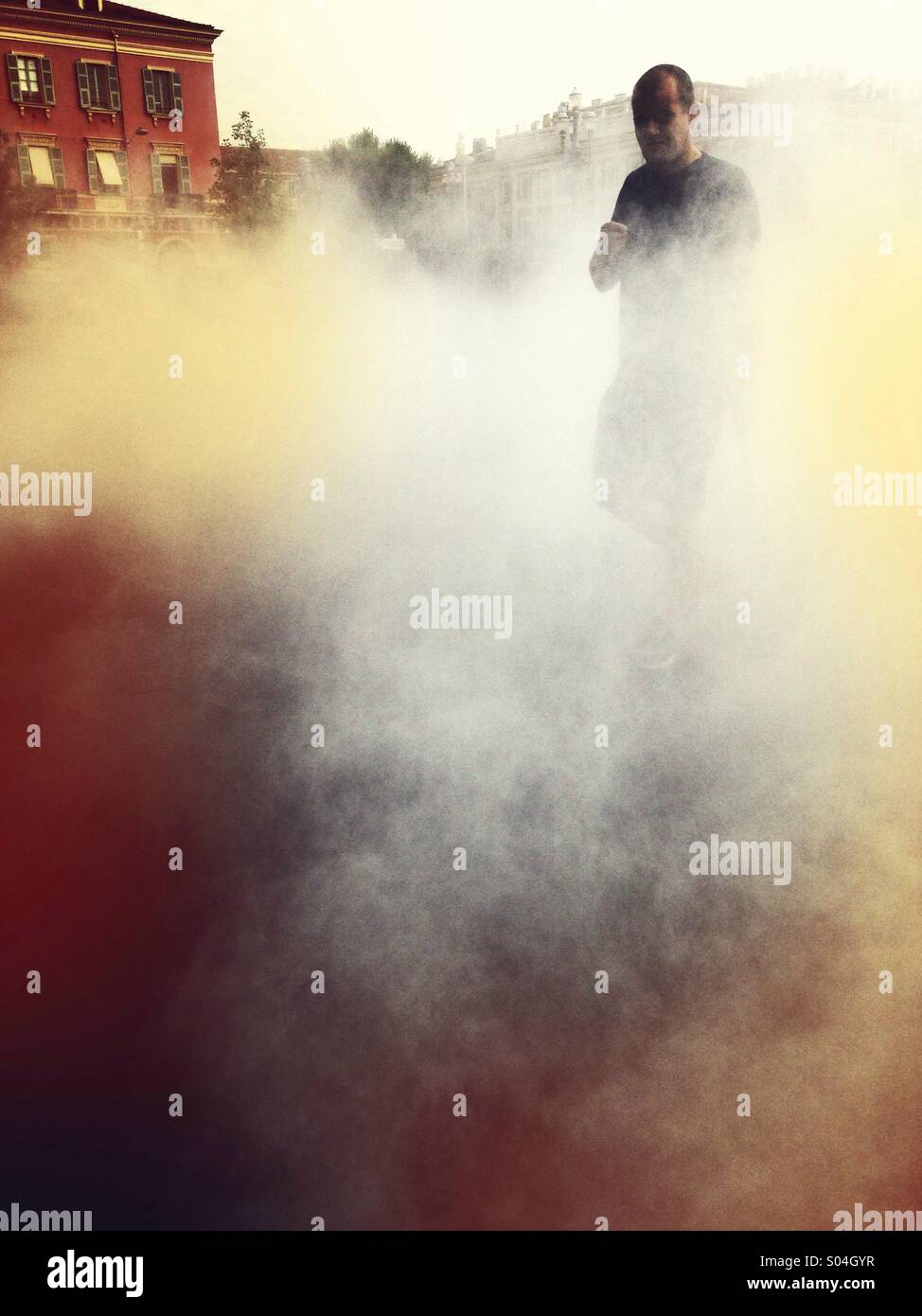 Finstere Mann im Nebel Stockfoto