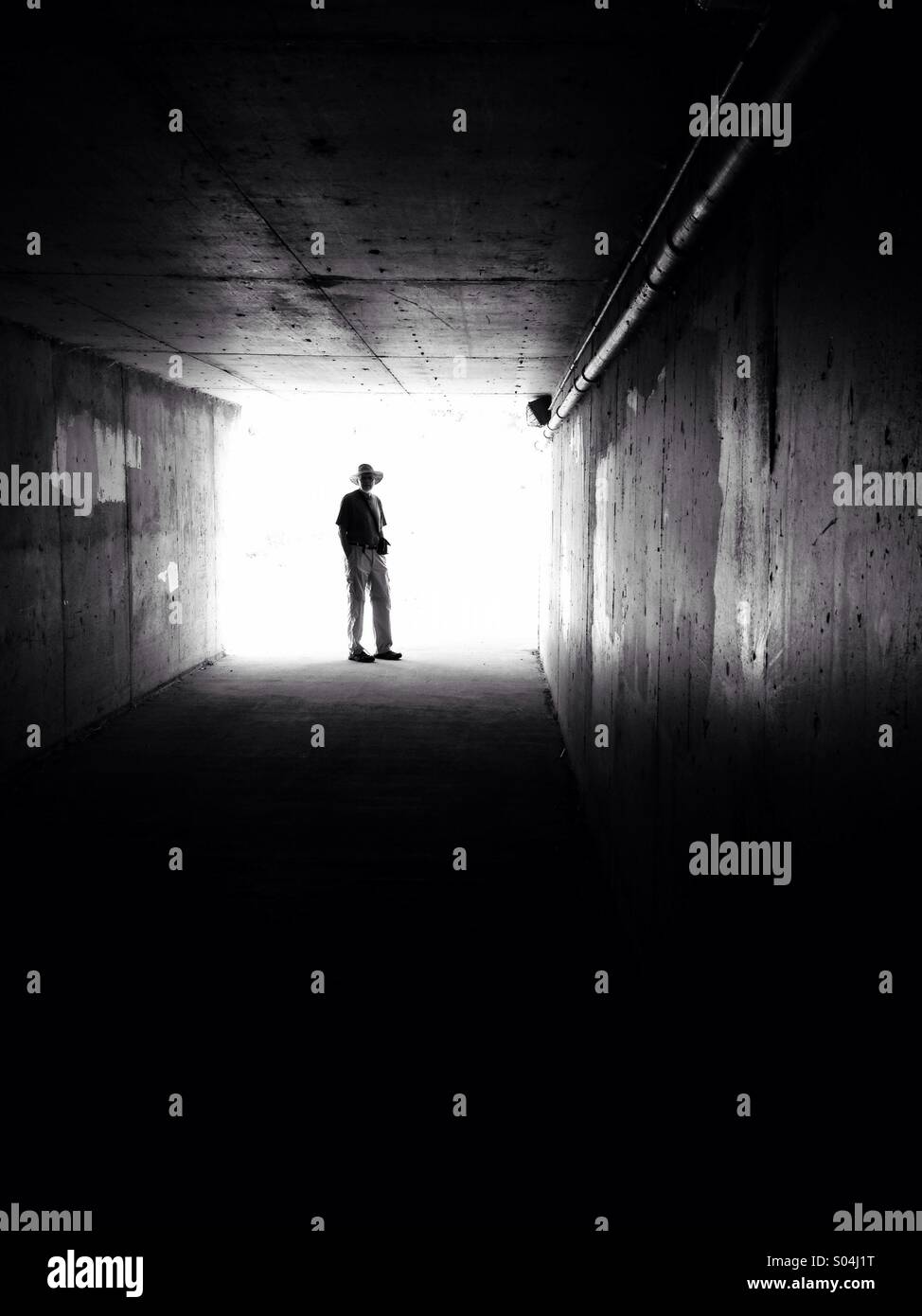 Mann im Licht am Ende des Tunnels - Smartphone-aufgenommenes Stockfoto
