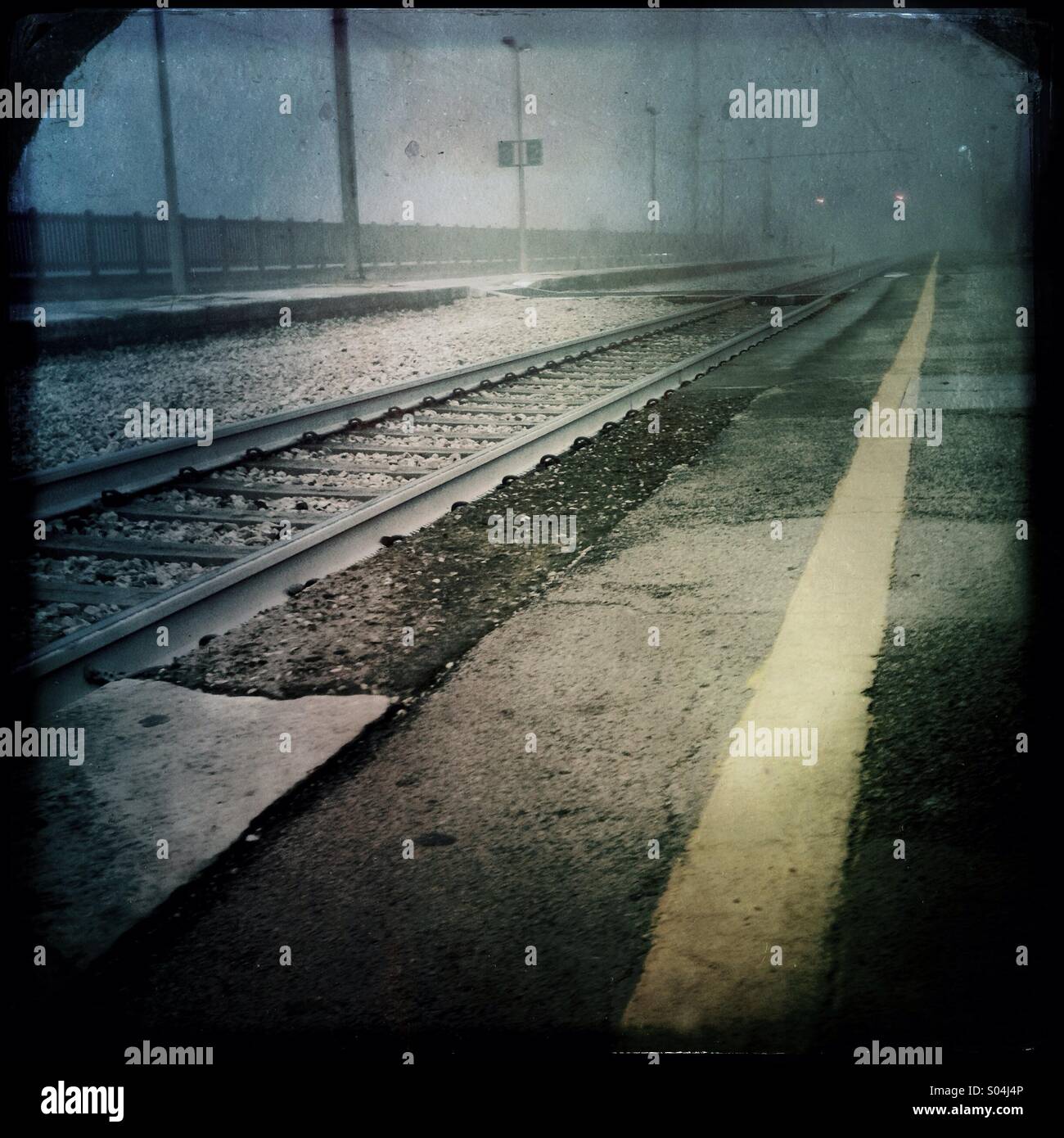 Die gelbe Linie fernhalten - Smartphone-aufgenommenes Stockfoto