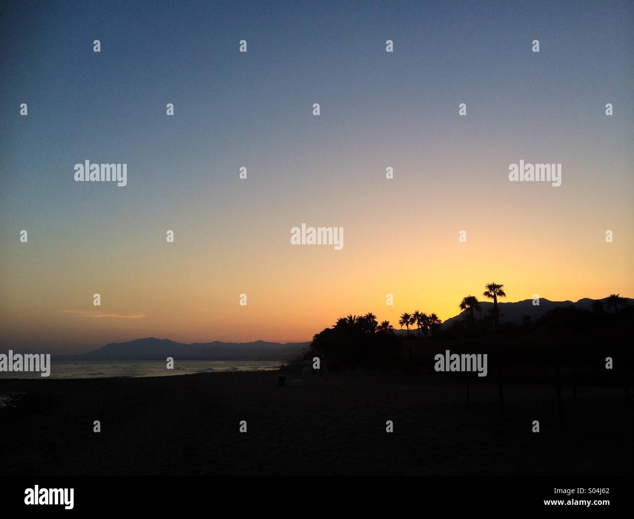 Warmen Sonnenuntergang über Strand und Meer Stockfoto