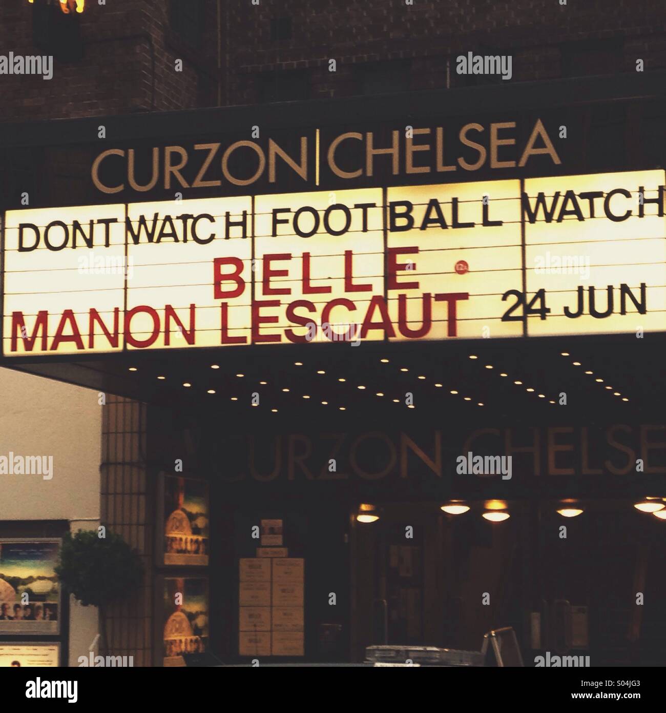 "Nicht Fußball gucken, sehen Sie sich Belle und Manon Lescaut" außerhalb eines Theaters am Sloane Square in London geschrieben Stockfoto